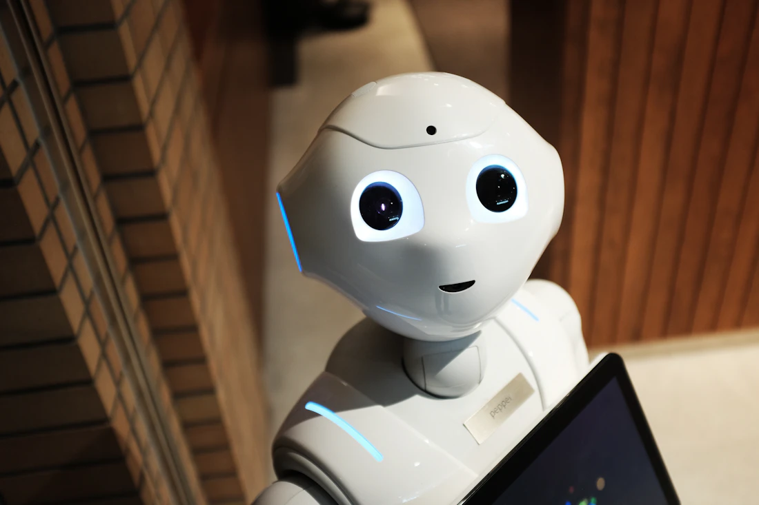 Robotska roka v proizvodni celici med delovanjem
